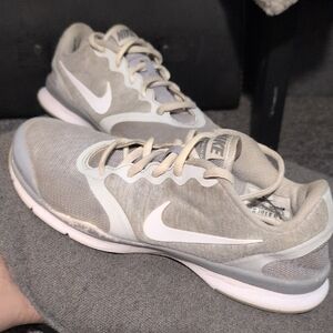 Nike Men's Light Gray Athletic Shoes